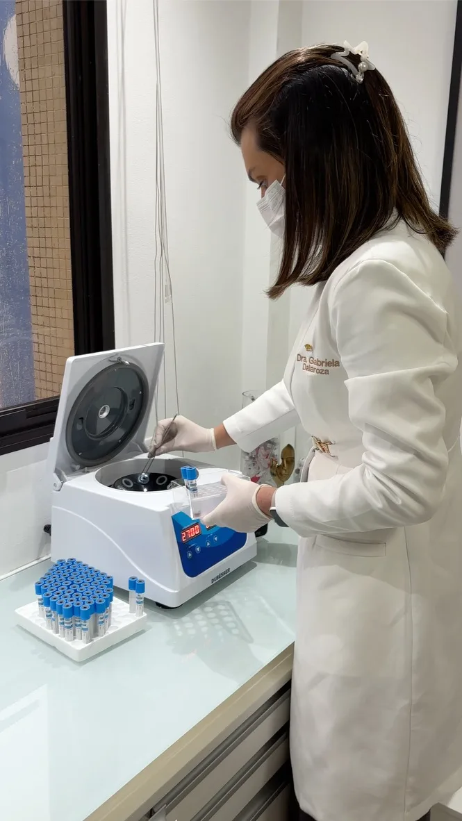 Dra. Gabriela Dalaroza preparando material na centrífuga da própria clínica, no Batel, em Curitiba