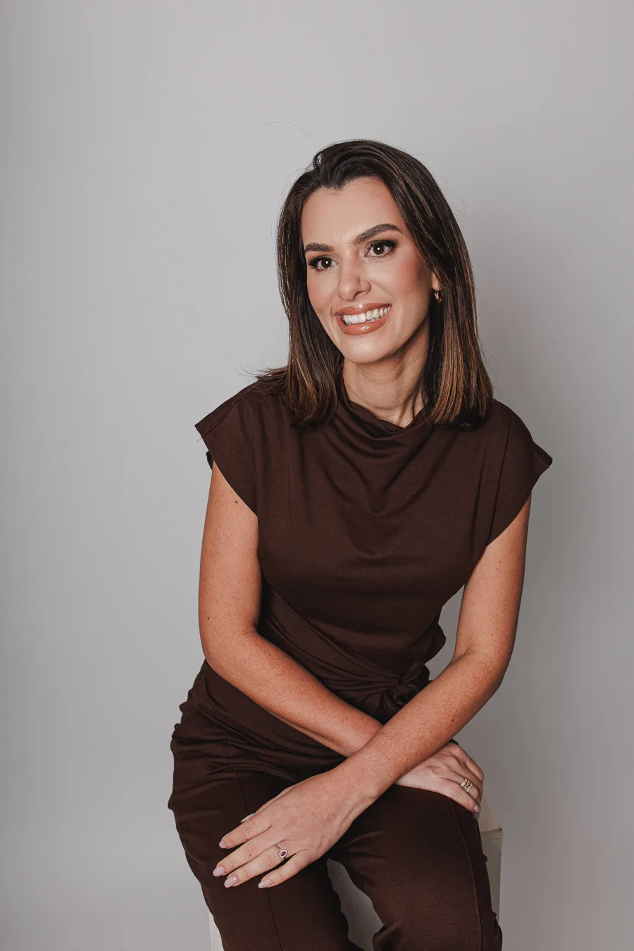 Dra. Gabriela Dalaroza, cirurgiã-dentista, em retrato profissional