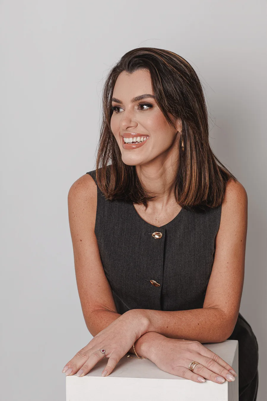 Dra. Gabriela Dalaroza sorrindo em retrato profissional