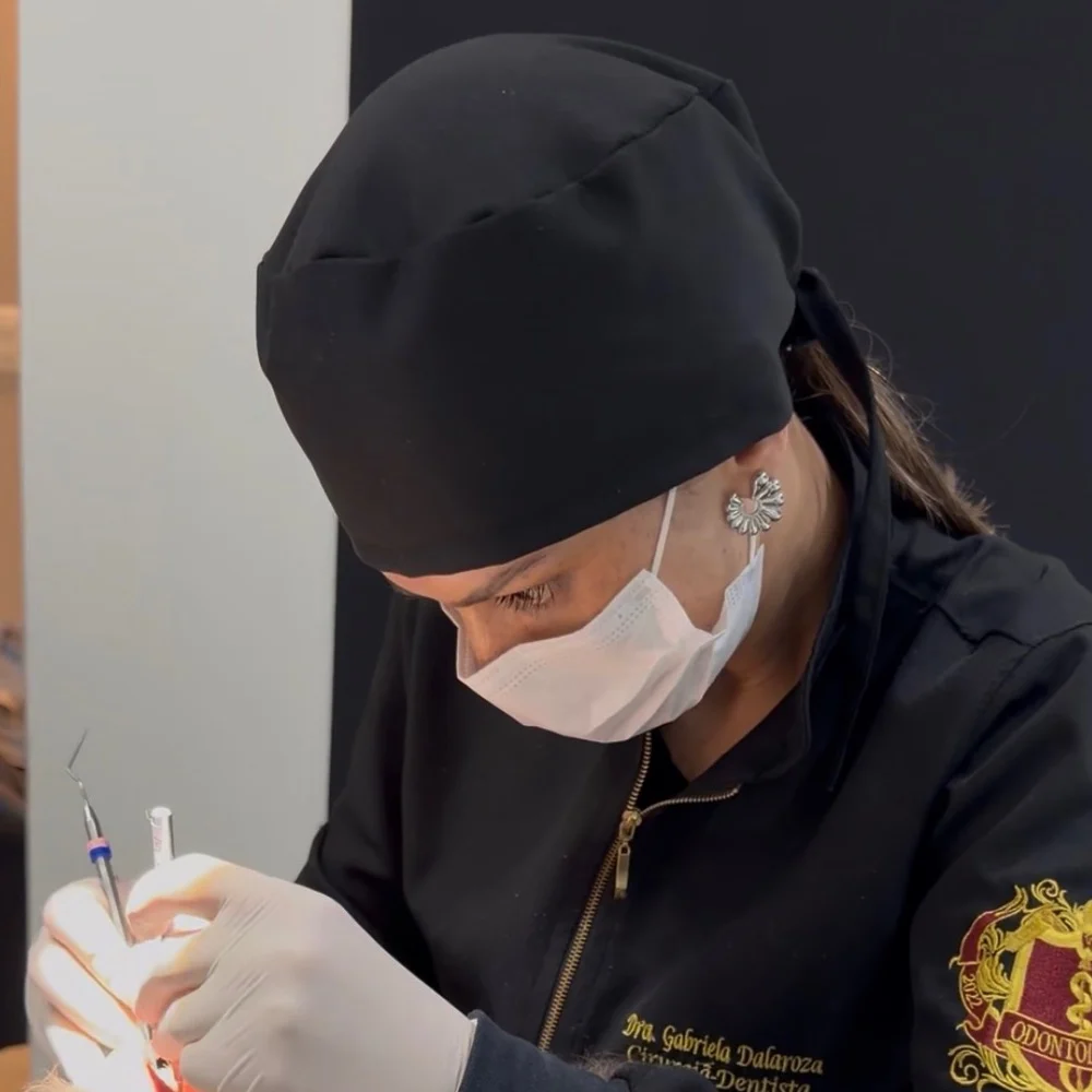 Dra. Gabriela Dalaroza em atendimento odontológico, no Batel, em Curitiba