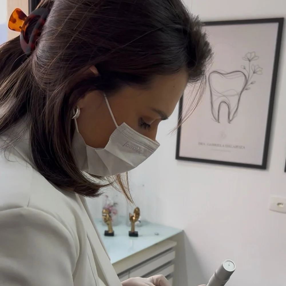 Dra. Gabriela Dalaroza durante atendimento odontológico em seu consultório, no Batel, em Curitiba